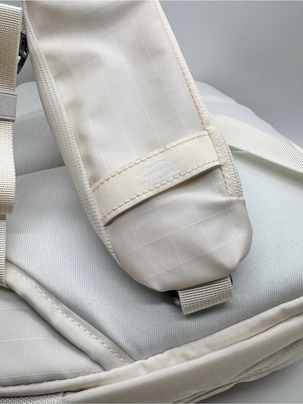 The North Face Base Camp Voyager Sling Bag 11L White Dune Cream Crossbody NWT